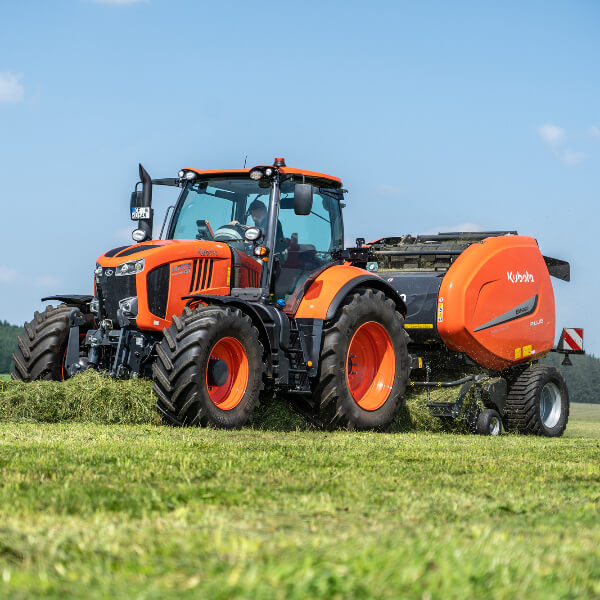 Traktors vāc zāli