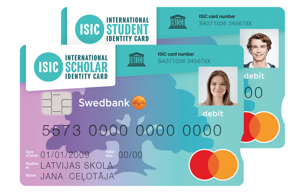 Divas Swedbank ISIC debetkartes ar studenta fotogrāfijām, bezkontakta mikroshēmām, lielu koka dizainu centrā, Mastercard logotipiem un studentu datiem uz kartes.