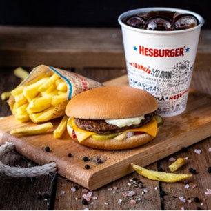 Hesburger ēdiena komplekts, kur iekļauts siera burgers, dzēriens coca-cola un kartupeļi frī.