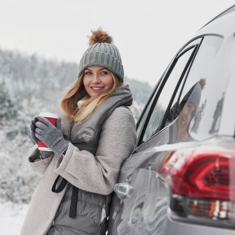 Sieviete jūtas droši uz ceļa un var baudīt braukšanu ziemā bez raizēm, pateicoties KASKO apdrošināšanai