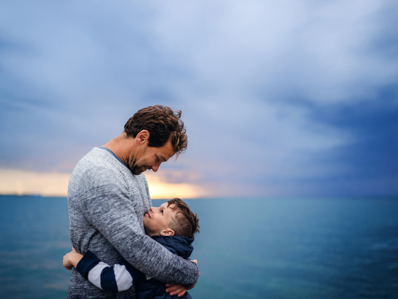 Tēvs izrāda rūpes par dēlu.