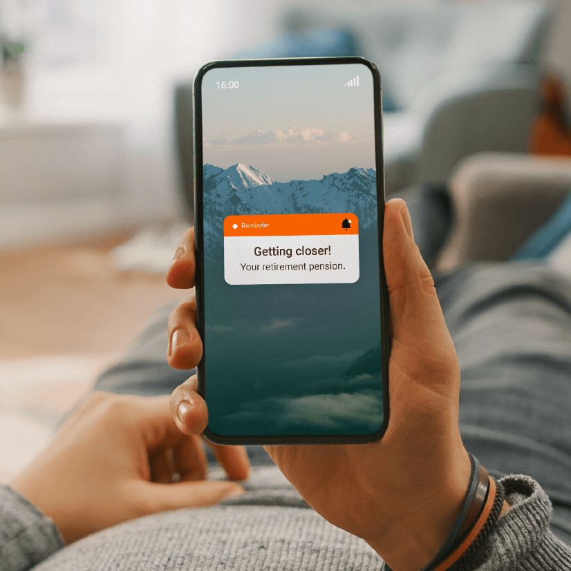 Mobile phone displays I'm coming closer! Your pension to remind to choose the most suitable 2nd pillar pension plan.