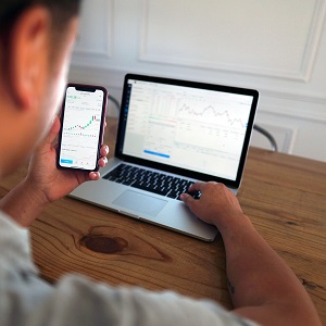 Kāpēc uzņēmumiem sākt investēt finanšu tirgos?