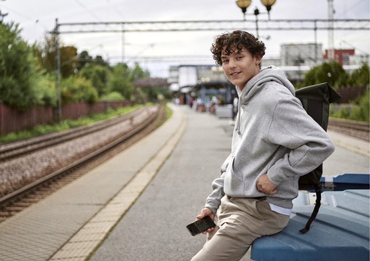 Vīrietis ar mugursomu