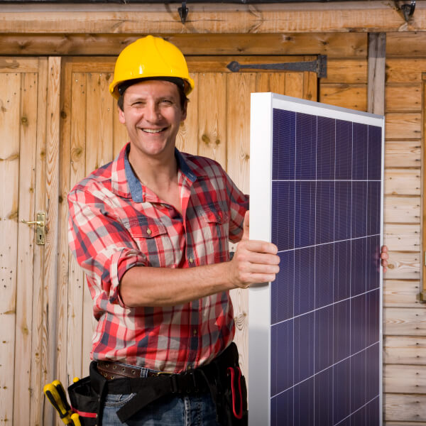 Saules paneļu montieris veic klienta iegādātu paneļu montāžu klienta īpašumā